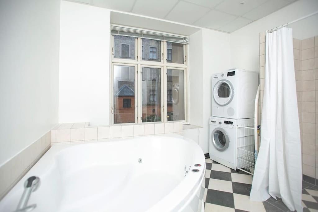 Large & Bright 3Br Apartment W Whirlpool Near Metro København Eksteriør billede